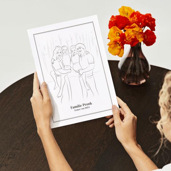 Familie lijntekening Artli op een poster bij een vrouw in de hand